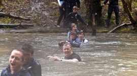 Wielki konkurs. Bear Grylls zaprasza do akademii survivalu Podróże, LIFESTYLE - Jesienią polscy telewidzowie mogą oglądać na antenie Discovery Channel dwa nowe programy prowadzone przez Bear’a Grylls’a. Do końca tego roku potrwa natomiast konkurs, w którym główną nagrodą jest wyjazd do prowadzonej przez mistrza survivalu akademii przetrwania.