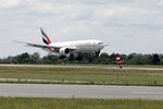 Boeing B777-200 w barwach Emirates wylądował w Warszawie