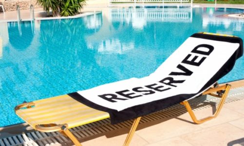 Aż 3/4 europejskich urlopowiczów zirytowanych przywłaszczaniem leżaków