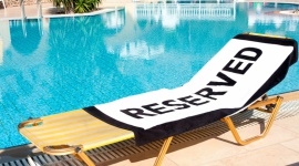 Aż 3/4 europejskich urlopowiczów zirytowanych przywłaszczaniem leżaków Podróże, LIFESTYLE - Powszechne rezerwowanie leżaków i krzeseł przy basenach, poprzez położenie ręcznika, zaczyna coraz bardziej irytować wczasowiczów. Według badań przeprowadzonych przez wakacyjny portal opiniotwórczy Zoover, ponad 73% turystów jest rozdrażnionych takim zachowaniem.