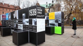 Plenerowa wystawa w sercu stolicy Podróże, LIFESTYLE - Po Berlinie i Brukseli przyszła kolej na Warszawę. Do stolicy zawitała plenerowa wystawa „Drogi do przełomu. Europa Środkowo-Wschodnia 1939-1989” zrealizowana w ramach kampanii społeczno-edukacyjnej „Freedom Express”.