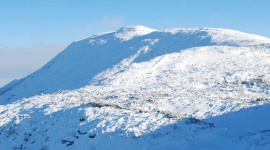 Jak przetrwać zimą w górach? Podróże, LIFESTYLE - Zimowe wycieczki po terenach górskich nie należą do najprostszych form aktywności. Problemy może sprawić wiatr, śnieg i lód. Nie wolno także zapominać o zagrożeniu lawinowym. Jak więc przygotować się na taką eskapadę? O czym należy pamiętać i co warto wziąć ze sobą?