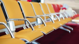 Jak poradzić sobie z rozładowanym telefonem komórkowym na lotnisku? Podróże, LIFESTYLE - KAYAK.pl sprawdził, ile gniazdek elektrycznych można znaleźć na lotniskach