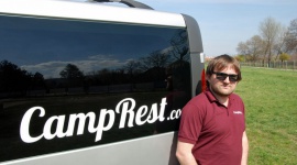 Młodzi pokochali kemping Podróże, LIFESTYLE - Baseny, korty tenisowe, zajęcia fitness, kurs surfingu... - właśnie tak wygląda nowoczesny kemping. Choć turystyka caravaningowa wielu osobom wciąż kojarzy się z grillującymi emerytami, w rzeczywistości możemy zauważyć rosnącą popularność tej formy wypoczynku wśród młodych.