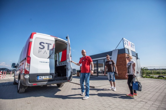 Jak najlepiej dotrzeć na lotnisko? Podróże, LIFESTYLE - Wybór metody dotarcia na lotnisko wiąże się z odmiennymi kosztami i aktywnościami. Która z nich jest najbardziej optymalna?