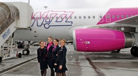Wizz Air świętuje we Wrocławiu Podróże, LIFESTYLE - Węgierskie linie obsłużyły przez 11 lat już 100 milionów pasażerów. Z tej okazji na wrocławskim lotnisku odbyło się spotkanie z prezesem Wizz Air. Ze stolicą Dolnego Śląska przewoźnik jest związany od 2006 roku.