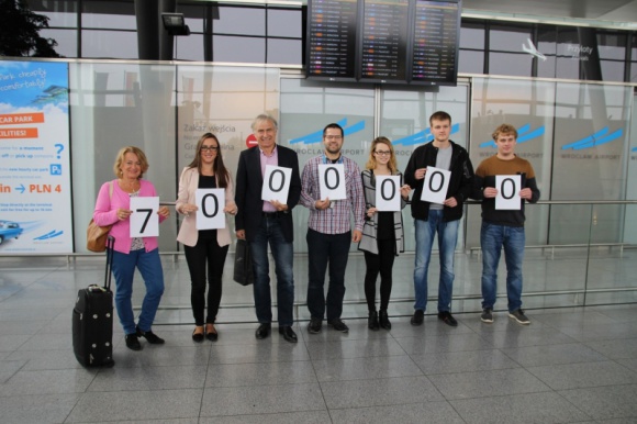 7 milionów pasażerów Ryanaira we Wrocławiu Podróże, LIFESTYLE - W Porcie Lotniczym Wrocław wylądował boeing linii Ryanair lecący z Londynu. Co w tym niezwykłego? Na pokładzie znajdował się pasażer nr 7 mln! Liczba pokazuje dynamiczny rozwój Ryanaira na wrocławskim lotnisku, który na stałe związał się ze stolicą Dolnego Śląska.