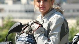 Dookoła świata z Anią Jackowską Podróże, LIFESTYLE - Z wykształcenia psycholog, z zamiłowania podróżniczka, która w ramach projektu „Jedna kobieta, jeden motocykl, wiele kultur” realizuje samotne wyprawy motocyklowe po świecie. Port Łódź zaprasza na wystawę zdjęć i eksponatów z niezwykłych podróży Anny Jackowskiej.