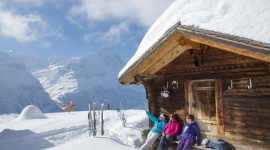 Koniec ferii, ale nie wyjazdów w Alpy Podróże, LIFESTYLE - Gdzie warto pojechać na narty teraz, bo w szczycie sezonu jest za drogo? Jakie miejsca w Szwajcarii i Francji gwarantują najlepsze warunki do uprawiania sportów zimowych?