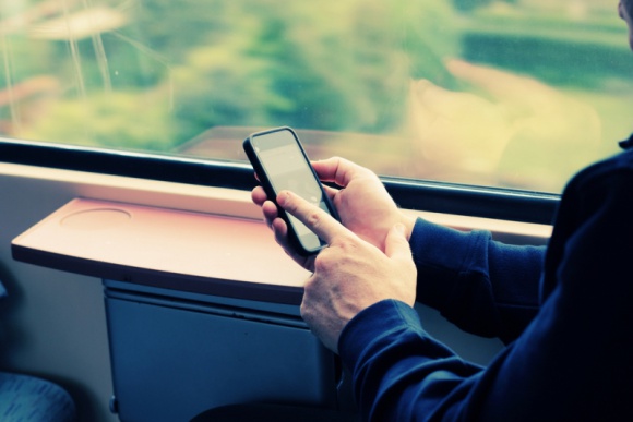 Sprawdź, jak nie stracić połączenia ze światem podczas podróży Podróże, LIFESTYLE - Polacy z roku na rok podróżują coraz więcej. Z badań przeprowadzonych przez CBOS wynika, że już ponad połowa z nas wyjechała w zeszły roku na wakacje. Jednak podróże nie wiążą się jedynie z wypoczynkiem, często wyjeżdżamy również w sprawach służbowych lub rodzinnych.