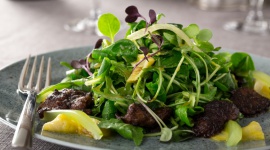 Zioła w kuchni – poleca szef kuchni Zamku Topacz Podróże, LIFESTYLE - Zioła w kuchni – poleca szef kuchni Zamku Topacz Świeże i aromatyczne zioła to doskonały dodatek do potraw, ceniony przede wszystkim za swoje właściwości aromatyczne. Znakomicie wzbogaca smak przygotowanych posiłków, a także podnosi ich walory zdrowotne.