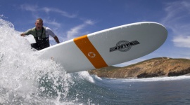 Surfing w Portugalii z Garrettem McNamara Podróże, LIFESTYLE - McNamara, zdobywca rekordu Guinnessa za surfowanie na największej fali w historii, kontynuuje w Nazaré „polowanie” na fale XXL. W zeszłym roku objechał wybrzeże Portugalii, aby sprawdzić pozostałe miejscówki. Ogłoszono konkurs, którego zwycięzca spotka się z legendarnym GMAC-iem.