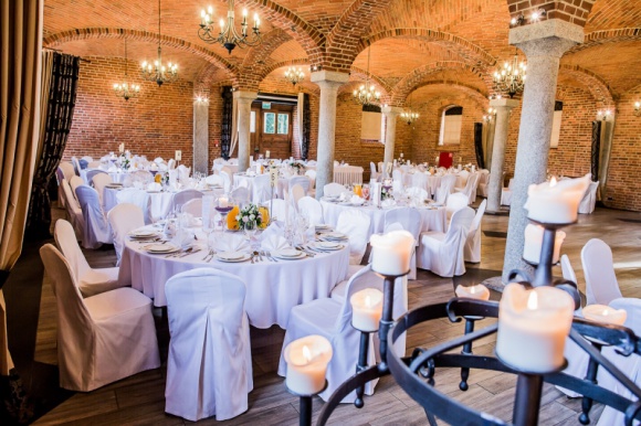 Wesele szyte na miarę Podróże, LIFESTYLE - Dzień ślubu to jedno z najważniejszych wydarzeń w życiu. Planujemy je z dużym wyprzedzeniem, gdyż chcemy, aby wszystko było dopięte na ostatni guzik. Tuż po wyborze terminu, szukamy więc odpowiednego miejsca.