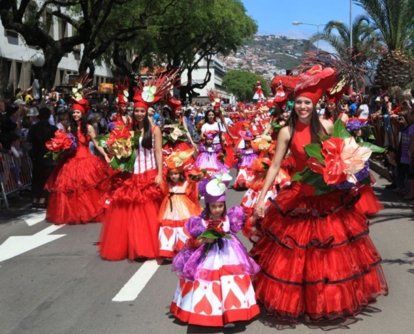 Wiosenne imprezy w Portugalii Podróże, LIFESTYLE - Portugalia oferuje rozmaite możliwości spędzenia wolnego czasu oraz interesujące imprezy. Miłośnicy czekolady, owoców morza, fado, kwiatów czy wyścigów samochodowych znajdą tu coś dla siebie. Warto też zobaczyć tradycyjne obchody Wielkiego Tygodnia.