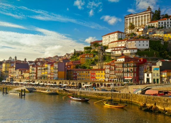 City Brak Porto – nareszcie tanie podróże do Portugalii Podróże, LIFESTYLE - Polacy długo czekali na dobre ceny podróży do Portugalii – teraz w ofercie FRU.PL pojawił się City Break Porto, czyli pakiet łączący zalety tanich lotów i hoteli polecanych przez podróżnych.