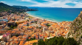 Majowe podróże – jak je zorganizować? Podróże, LIFESTYLE - Jeśli nie macie jeszcze planów na majówkę, z pewnością ucieszy Was ta wiadomość: w tym roku w maju można cieszyć się aż dwoma długimi weekendami! Gdzie warto wyjechać aby wypocząć i nie przepłacić za podróż? O najlepszych kierunkach opowiada ekspert FRU.PL.