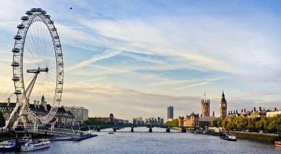 Majówka w wakacyjnym stylu Podróże, LIFESTYLE - Zbliża się weekend majowy, który dla Polaków stał się okazją do złapania oddechu przed wakacjami. Jak pokazują dane zebrane przez FRU.PL, serwis rezerwacji biletów lotniczych i hoteli, coraz więcej osób zamiast zdawać się na kapryśną pogodę w kraju, wybiera zagraniczną podróż.