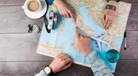 Wakacje bez biura podróży Podróże, LIFESTYLE - Wiosna to dobry moment by pomyśleć o wakacjach. Samodzielne zaplanowanie urlopu nie wymaga zmysłu organizacyjnego. Nie jest czasochłonne i przede wszystkim jest bezpieczne. Ekspert FRU.PL radzi jak nie przepłacić, wybrać najlepszą opcję i móc w pełni cieszyć się z wyjazdu.