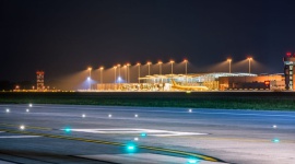 Wrocławskie lotnisko z najlepszym w Polsce systemem lądowania ILS Podróże, LIFESTYLE - Port Lotniczy Wrocław otrzymał od Urzędu Lotnictwa Cywilnego certyfikat uprawniający do wykonywania operacji startu i lądowania w ograniczonych warunkach widzialności.