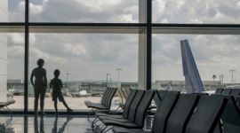 Które lotnisko wybrać i jak przygotować się do lotu z dzieckiem Podróże, LIFESTYLE - KAYAK.pl odkrywa, jakie ułatwienia dla osób podróżujących z dziećmi oferują polskie lotniska i popularne linie lotnicze, zdradza również kilka przydatnych wskazówek na bezstresowy lot z dzieckiem.