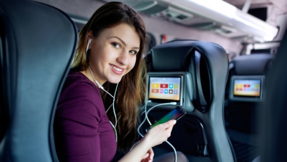 Na wakacje autobusem – na co zwrócić uwagę Podróże, LIFESTYLE - Coraz więcej osób decyduje się jechać na wakacje autobusem. Przewoźnicy oferują zazwyczaj tańsze niż koleje czy samoloty bilety, a dzięki dużej konkurencji na rynku standard podróży jest równie wysoki. Zanim kupi się bilet warto sprawdzić, czy firma jest godna zaufania.