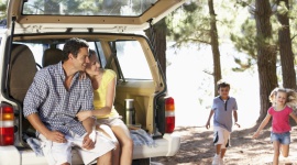 Z dziećmi w podróży Podróże, LIFESTYLE - Wiele osób na samą myśl o podróży z małymi dziećmi dostaje palpitacji serca. I chociaż faktycznie wiele sytuacji należy przewidzieć jeszcze przed wyjazdem, dzięki coraz szerszej ofercie i pomocy internetu bez problemu zaplanujemy rodzinny wyjazd. Nawet z najmłodszymi.