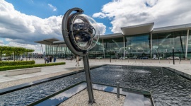 Zagadkowa instalacja przed wrocławskim lotniskiem Podróże, LIFESTYLE - Copernicus – tak nazywa się nowa, intrygująca instalacja przed terminalem Portu Lotniczego Wrocław. Obiekt autorstwa wrocławianina - Piotra Jędrzejewskiego - ma pełnić rolę frapującej zagadki inspirowanej układem słonecznym.