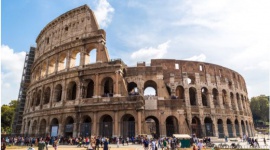 Nie lubisz tłumów na wakacjach? Unikaj tych miejsc! Podróże, LIFESTYLE - Ponad 37 proc. Polaków spędza tegoroczny urlop w kraju – wynika z badania Diners Club Polska. Zatłoczone plaże nad Bałtykiem i kolejka na Giewont w Zakopanem nikogo już nie dziwi. Jednak w trakcie wyjazdu za granicę także łatwo trafić w miejsca przepełnione turystami.