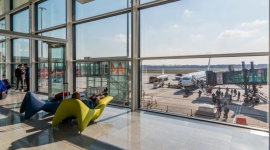 Wakacyjne wzrosty na wrocławskim lotnisku Podróże, LIFESTYLE - W lipcu w Porcie Lotniczym Wrocław obsłużono prawie 258 tysięcy pasażerów (0,7% wzrostu). W szczycie sezonu wakacyjnego wyraźnie wzrosło zainteresowanie lotami na południe Europy i do Wielkiej Brytanii. Samoloty do Malagi, Alicante czy na Teneryfę wypełnione były blisko w 100%.