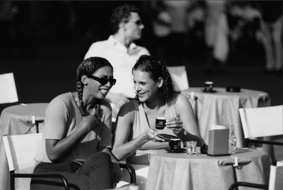 W kawiarniach świata Podróże, LIFESTYLE - Kawoszom planującym urlop za granicą, podpowiadamy czego można się spodziewać, zamawiając „zwykłą kawę” w różnych stronach świata.