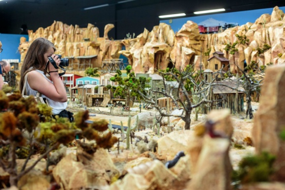 Największa w Polsce makieta czaruje w Gliwicach Podróże, LIFESTYLE - Ponad tysiąc bohaterów, 12 pociągów, jedyny w naszym kraju statek pływający po makiecie – to tylko kilka niespodzianek, jakie czekają na odwiedzających Kolejkowo Gliwice, gdzie powstała największa w Polsce makieta odwzorowująca rzeczywistość w skali 1:25