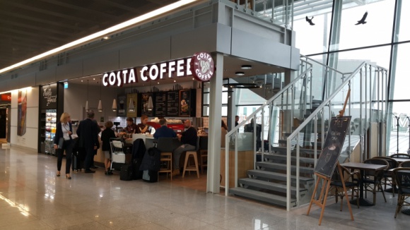 COSTA COFFEE wzmacnia ofertę na Lotnisku Chopina Podróże, LIFESTYLE - Największa sieć kawiarni w Polsce i w Europie uruchomiła dwa kolejne lokale na Lotnisku Chopina w Warszawie.