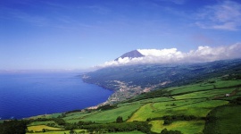 Najpiękniejsze cuda natury w Portugalii Podróże, LIFESTYLE - Coraz częściej turyści wybierają wakacje na łonie przyrody, by choć na chwilę uciec od zgiełku miasta i zrelaksować się z dala od tłumów. W Portugalii znajdziemy odpowiednie do tego miejsca: lasy wawrzynowe, jeziora w kalderach, parki naturalne, plaże i jaskinie.