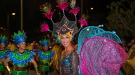 Karnawał na Maderze Podróże, LIFESTYLE - Mieszkańcy Madery wiedzą jak się dobrze bawić. Karnawałowe imprezy trwają ponad tydzień, a na stołach króluje tutejszy przysmak malassadas. Najważniejszym wydarzeniem jest jednak wielka parada w Funchal, która przyciąga tysiące widzów.