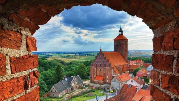 Cudze chwalicie, swego nie znacie: weekend w Polsce Podróże, LIFESTYLE - „Prawdziwa podróż odkrywcza nie polega na szukaniu nowych lądów, lecz na nowym spojrzeniu” – pisał Marcel Proust. Idąc tym tropem, zachęcamy do nowego spojrzenia na Polskę podczas weekendowych podróży, bo jest naprawdę piękna, tylko często po prostu nieodkryta.