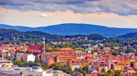 Nieodkryte, piękne wiosną - Karkonosze Podróże, LIFESTYLE - Wędrówki po parkach narodowych czy krajobrazowych, zwiedzanie zamku, murów i wież obronnych. Poza tym imprezy plenerowe, spektakle teatralne czy koncerty, to wszystko czeka wiosną na turystów w Karkonoszach i ich stolicy - Jeleniej Górze.