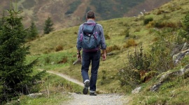Trekking w górach – majówkowe „must have” Podróże, LIFESTYLE - Piękne, choć zmienne góry, są popularnym kierunkiem majówkowych wojaży. Dzika natura może jednak przeprowadzić turystom surowy egzamin, na który powinni przyjść dobrze przygotowani. Co zrobić, żeby zdać go na piątkę?