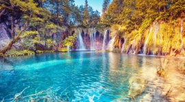 Tęczowe wody - gdzie zobaczysz najpiękniejsze jeziora na świecie Podróże, LIFESTYLE - Wulkaniczne, polodowcowe, solne, a nawet wypełnione wrzącą siarką – te jeziora to prawdziwe cuda natury. Diners Club Polska, wydawca kart dla podróżników, przedstawia tęczowe zbiorniki wodne, które nie tylko zachwycą oko, ale dostarczą też niezwykłych wrażeń.