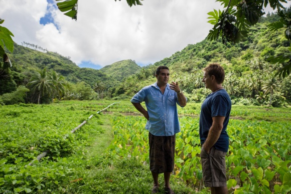 Łodzią na krańce świata. „Pacyfik i ja” w lipcu na kanale Nat Geo People Podróże, LIFESTYLE - Ellis Emmett żegluje przez Pacyfik, odwiedzając miejsca, do których można dotrzeć jedynie drogą morską. Podczas swojej wyprawy odwiedzi zapierające dech w piersiach lokalizacje oraz pozna tubylców, którzy przedstawią mu je z nieznanej perspektywy.