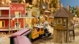 Kolejkowo inspiruje na śląskie wakacje Podróże, LIFESTYLE - Wakacje na Śląsku mogą być ciekawe, twórcze i pełne niezwykłych przeżyć. Przekonują się o tym setki mieszkańców naszego regionu oraz gości z kraju i zagranicy, którzy odwiedzają Kolejkowo Gliwice – największy w Polsce świat kolejowych miniatur