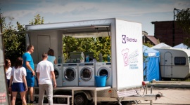 Electrolux Summer Patrol – Lipiec-Sierpień Podróże, LIFESTYLE - Od 1 lipca, już po raz drugi, wyruszyła w trasę Mobilna Pralnia. To pomoc, jaką producent pralek i suszarek oferuje wakacyjnym wczasowiczom odpoczywającym na Półwyspie Helskim oraz na Mazurach. Akcja będzie trwała do końca sierpnia.
