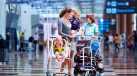 Ile kosztuje podróż samolotem z dziećmi? Podróże, LIFESTYLE - Co można bezpłatnie zabrać na pokład samolotu, jakie obowiązują limity bagażowe i na jakie dodatkowe udogodnienia mogą liczyć rodziny z dziećmi? Porównaliśmy oferty głównych przewoźników w tym zakresie.