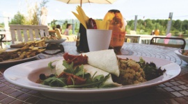 Czy podróżujemy po to, by jeść? Podróże, LIFESTYLE - World Food Travel Association podaje, że aż 93% podróżujących planuje wakacje, kierując się wyborem potraw i napojów w miejscu, do którego mają zamiar się wybrać.