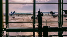 Wizy turystyczne dla Polaków – w jakich krajach ich potrzebujemy? Podróże, LIFESTYLE - HomeToGo.pl przygotowało zestawienie wybranych państw, które wymagają wiz turystycznych dla Polaków, z podziałem na: wydające wizy jedynie w ambasadzie, w miejscach granicznych i na lotniskach lub oferujące e-wizy.