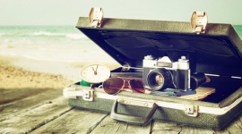 Aparat fotograficzny czy smartfon – z czego częściej korzystamy? Podróże, LIFESTYLE - Jeszcze nie tak dawno, w okresie wakacji, ze skrzynek pocztowych wyjmowaliśmy kolorowe pocztówki z mazurskimi jeziorami czy egzotycznymi palmami. A po powrocie z letniego wypoczynku szybko biegliśmy do najbliższego fotografa, by wywołać kliszę ze zdjęciami.