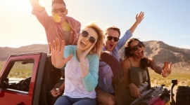 Wakacyjny niezbędnik - co najczęściej zabieramy na urlop? Podróże, LIFESTYLE - Sezon urlopowy, przez większość z nas skrupulatnie planowany od dawna, to nie tylko wypoczynek w cudownych okolicznościach przyrody, ale również szereg przygotowań. Tym, co jedni uwielbiają, bo zwiastuje emocje nadchodzącej podróży, a inni uznają za uciążliwe jest pakowanie.