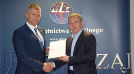 Wrocławskie lotnisko z europejskim certyfikatem Podróże, LIFESTYLE - Port Lotniczy Wrocław otrzymał certyfikat wydany na podstawie przepisów Unii Europejskiej. Dokument potwierdza, że lotnisko spełnia wszystkie najwyższe wymagania unijne dotyczące zasad bezpieczeństwa i prawidłowego funkcjonowania.