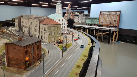 Kolejkowa kraina miniatur z nową atrakcją Podróże, LIFESTYLE - W Kolejkowie, działającym w Europie Centralnej, na oczach widzów, powstaje kolejna makieta, przedstawiająca dwie znane ulice z centrum administracyjnej stolicy Aglomeracji. To tylko jedna z wielu atrakcji, jakie czekają na zwiedzających