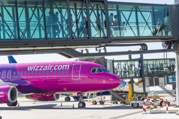 Wizz Air stawia na Wrocław. Drugi samolot i cztery nowe kierunki Podróże, LIFESTYLE - Rozbudowa bazy, cztery nowe trasy z Wrocławia i dodatkowe loty w rozkładzie na wiosnę-lato 2018 ogłosili dzisiaj przedstawiciele linii Wizz Air. Polecimy do Porto, Kutaisi, Bazylei (Miluza) i Göteborgu. To będzie rekordowo bogata siatka tego przewoźnika z wrocławskiego lotniska.