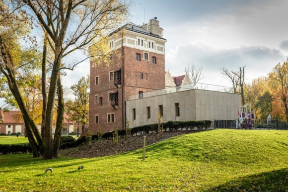 Dlaczego jesień to dobry moment na urlop? Podróże, LIFESTYLE - Większość osób planując urlop decyduje się na zorganizowanie go w sezonie wakacyjnym, który trwa od czerwca do końca sierpnia. Jednak warto pamiętać, że to właśnie wtedy ceny skaczą do góry, a wszystkie popularne miejsca są oblegane przez turystów spragnionych wypoczynku.